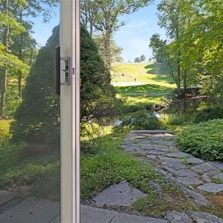 Image 9 - 25 Fairway Lane, Greenwich, CT 06830, USA - House for sale