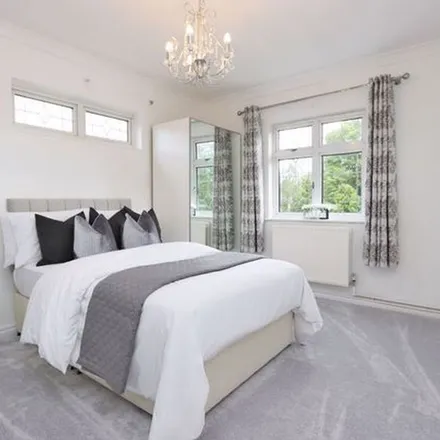 Rent this 4 bed apartment on unnamed road in Chigwell, IG7 6AP