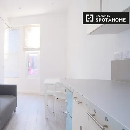 Rent this studio apartment on 9 Victor Road in London, NW10 5XE