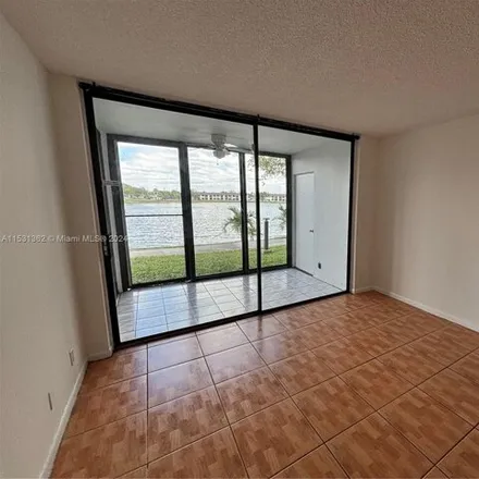 Image 3 - Lake Pointe Drive, Broward County, FL 33309, USA - Condo for rent