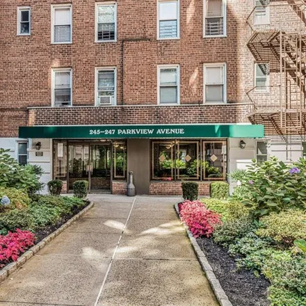 Buy this studio apartment on 245 Parkview Avenue in Cedar Knolls, City of Yonkers