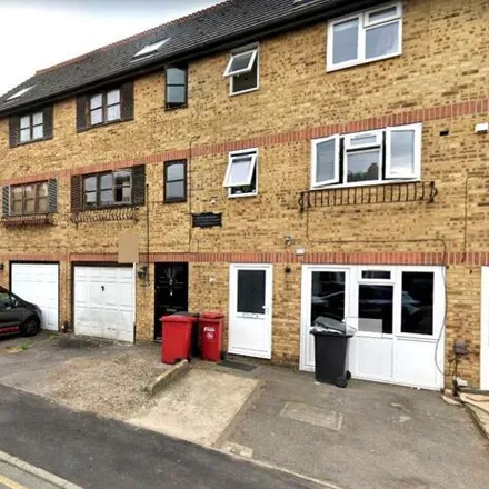Buy this 5 bed townhouse on The Crescent in Slough, SL1 2LL