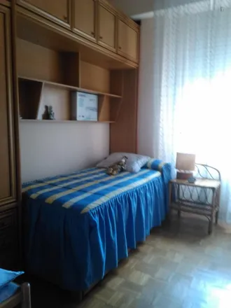 Rent this 3 bed room on Madrid in Klinikdent, Calle de Antonio Machado