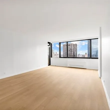 Image 2 - South Park Tower, 124 West 60th Street, New York, NY 10023, USA - House for rent