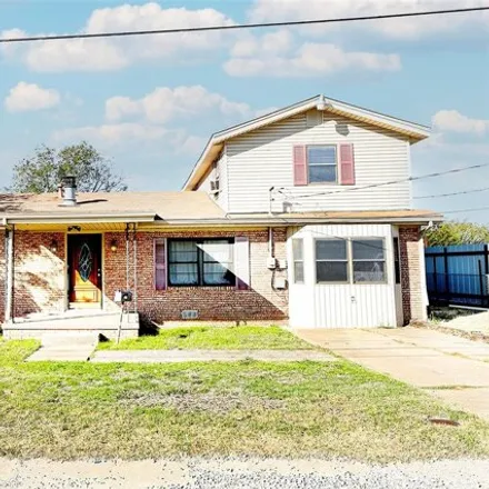 Buy this 3 bed house on 575 North Clay Street in Henrietta, TX 76365
