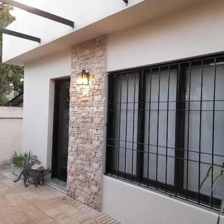 Buy this 2 bed house on Jorge Santiago Bynnon 1697 in Adrogué, Argentina