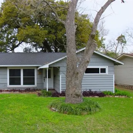 Rent this 4 bed house on 131 Palm Lane in Lake Jackson, TX 77566