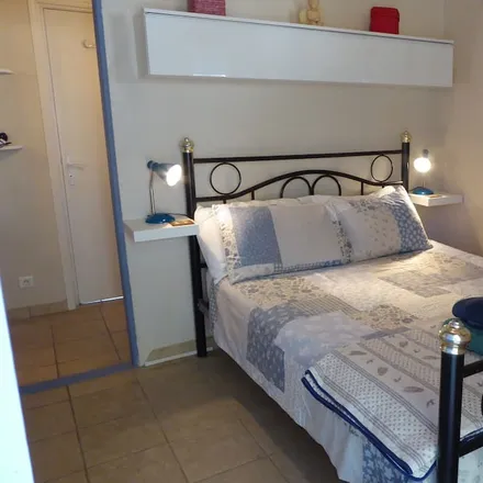 Rent this 1 bed townhouse on Allée des Cyprès in 13870 Rognonas, France
