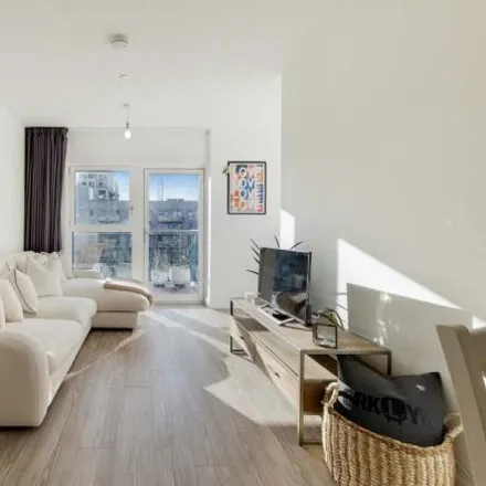 Image 3 - Lyall House, Memorial Walk, London, E13 9DW, United Kingdom - House for rent