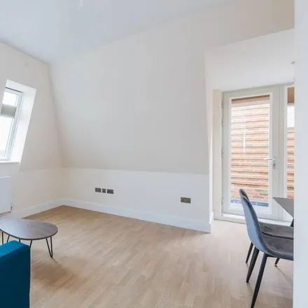 Rent this 3 bed apartment on Right Choice Motors in St Mary's Road, London