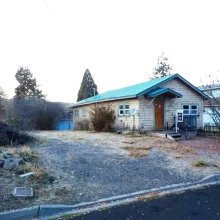 Buy this 2 bed house on 1378 Lakeview Avenue in Klamath Falls, OR 97601