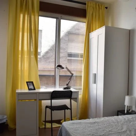 Rent this 3 bed room on Alcala-Ortiz Concept in Carrer de Padilla, 46001 Valencia