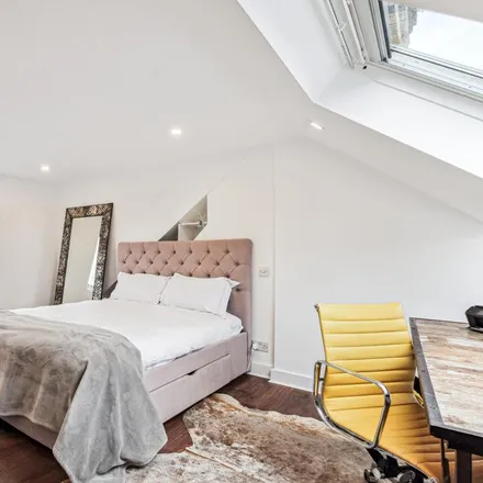 Rent this 3 bed townhouse on 2 Carlton Road in London, W4 5DY