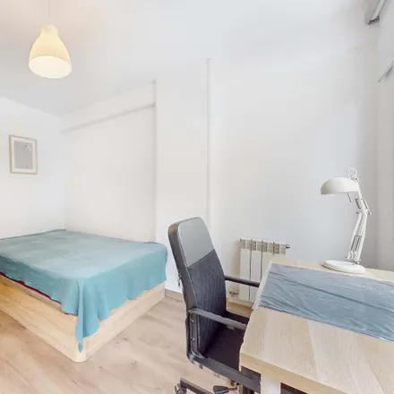 Rent this 4 bed room on Xin Yan in Passeig de Prim, 43201 Reus