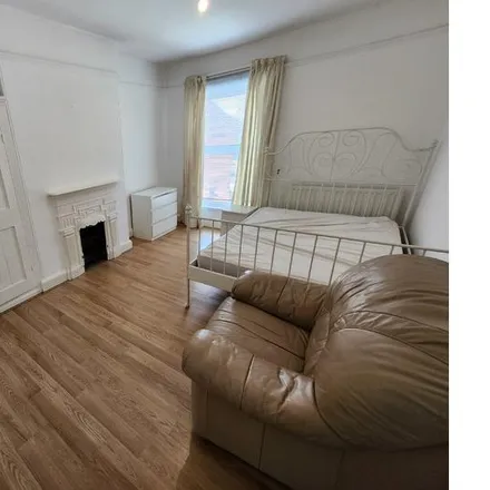 Rent this 6 bed room on 8a Wembdon Road in Bridgwater, TA6 7DN