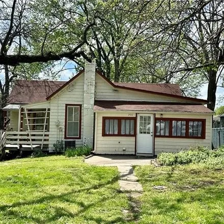 Buy this 2 bed house on 2518 South 14th Street in Leavenworth, KS 66048