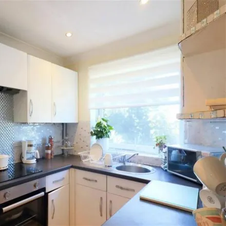 Image 7 - Heathermount, Broad Street, Fairlands, GU3 3AQ, United Kingdom - Apartment for rent