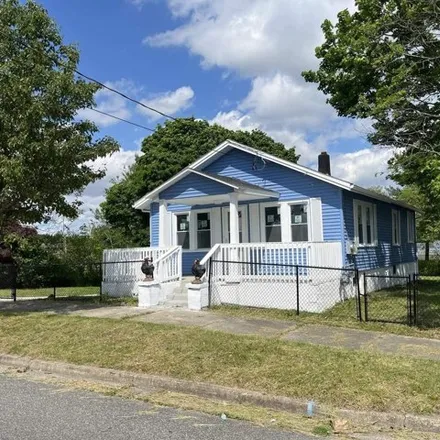Buy this 3 bed house on 712 Catherine Street in Vineland, NJ 08360