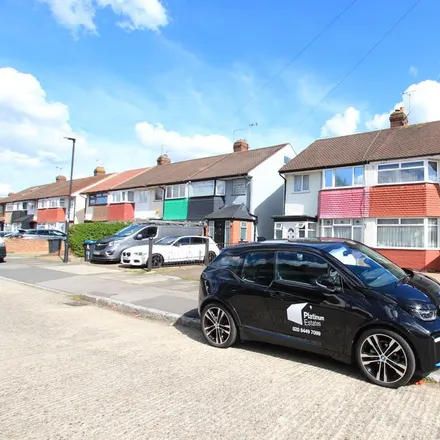 Rent this 4 bed townhouse on Lytton Avenue in Enfield Lock, London