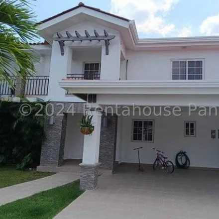 Rent this 4 bed house on Panamá