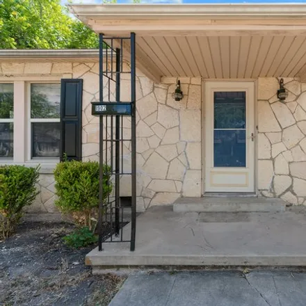 Image 3 - 1902 West Mistletoe Avenue, San Antonio, TX 78201, USA - House for sale