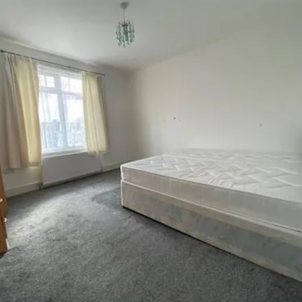 Image 7 - Collinwood Gardens, London, IG5 0AW, United Kingdom - Townhouse for rent