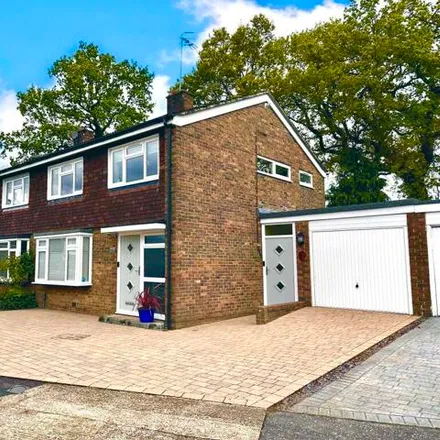 Buy this 3 bed duplex on Ringwood Close in Tilgate, RH10 6HQ