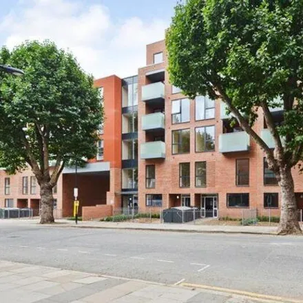 Rent this 3 bed apartment on Lawrence Road in London, N15 4EN
