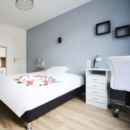 Rent this 3 bed room on 28 Rue de la Phalecque in 59000 Lille, France