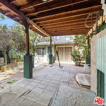 Image 2 - 5925 Whitnall Highway, Los Angeles, CA 91601, USA - House for sale