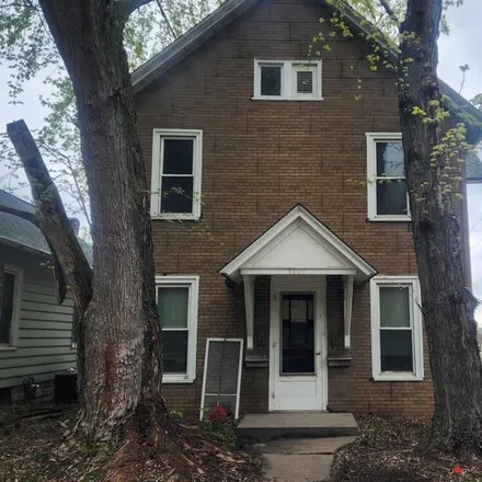 Buy this studio house on 782 40th Street in Rock Island, IL 61201
