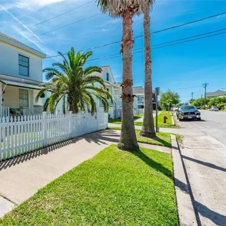 Buy this 3 bed house on 612 13th Street in Galveston, TX 77550