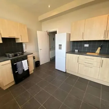 Image 2 - Redhall Cresent, Churwell, LS11 8DY, United Kingdom - House for rent