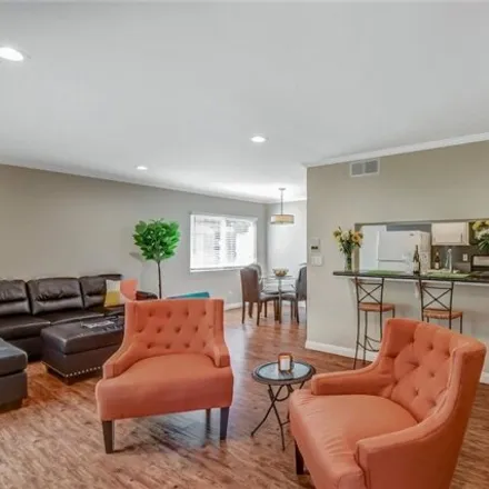 Image 3 - 11162 Moorpark Street, Los Angeles, CA 91602, USA - Townhouse for sale