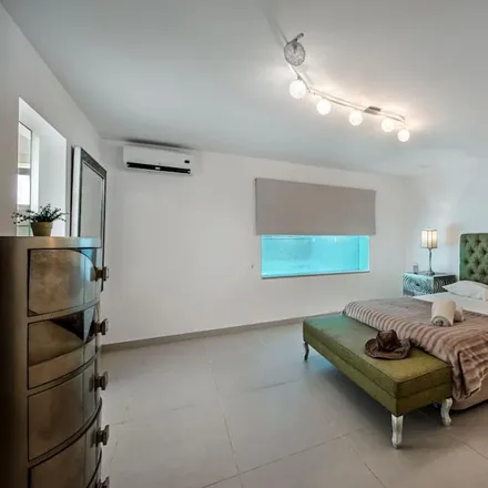 Rent this 5 bed house on Quarteira in Rua São Gonçalo de Lagos, 8125-182 Quarteira