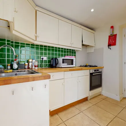 Rent this 3 bed apartment on Jervis Road in London, SW6 7RY