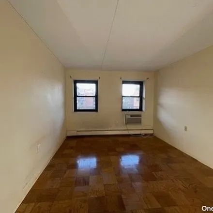 Image 4 - 100 Clinton Ave Apt 3Y, Mineola, New York, 11501 - Apartment for sale
