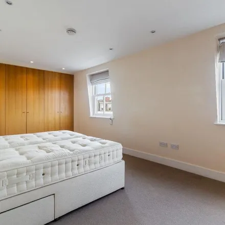 Rent this 3 bed townhouse on 10 Rutland Gate in London, SW7 1AY