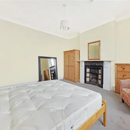 Image 4 - Agin Court, New Wanstead, London, E11 1PR, United Kingdom - House for rent