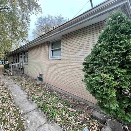 Buy this studio house on 1377 Doty Street in Green Bay, WI 54301