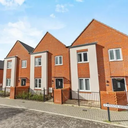 Buy this 3 bed townhouse on unnamed road in Farnborough, GU14 0FR