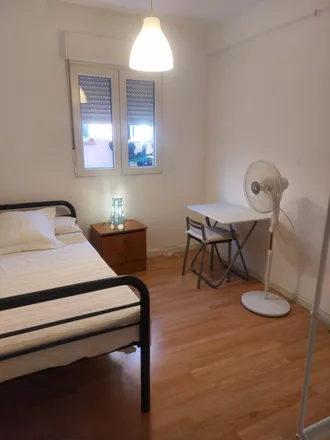 Image 2 - Locutorio, Calle de Enrique Borrás, 28011 Madrid, Spain - Room for rent