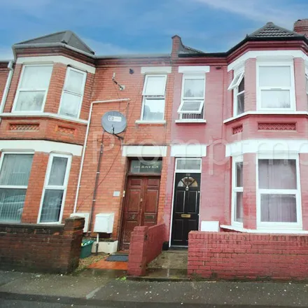 Rent this 5 bed townhouse on Ashburnham Road in Luton, LU1 1JZ