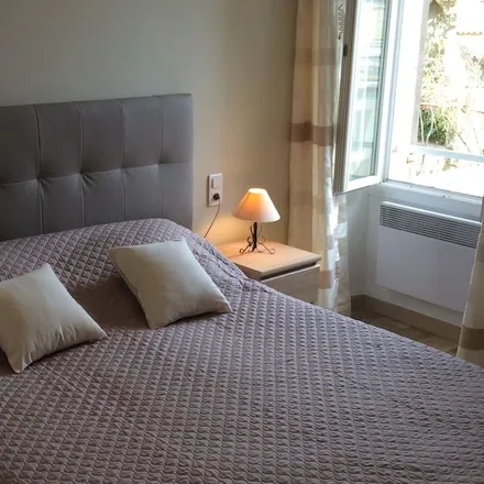 Rent this 2 bed apartment on 84560 Ménerbes