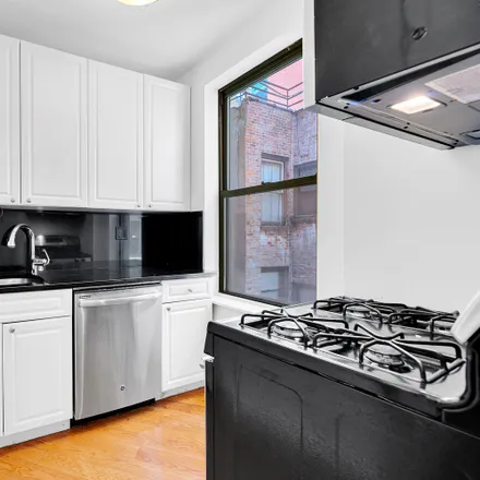 Rent this 3 bed apartment on 226 East 70th Street in New York, NY 10021