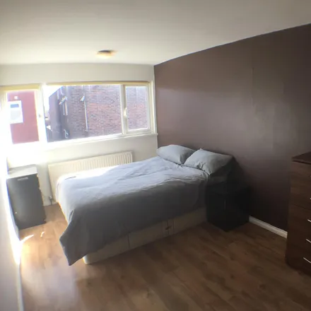 Rent this 5 bed room on 18 Savill Gardens in London, SW20 0UJ