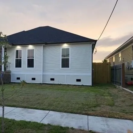 Image 2 - 5815 Debore Drive, New Orleans, LA 70126, USA - House for sale