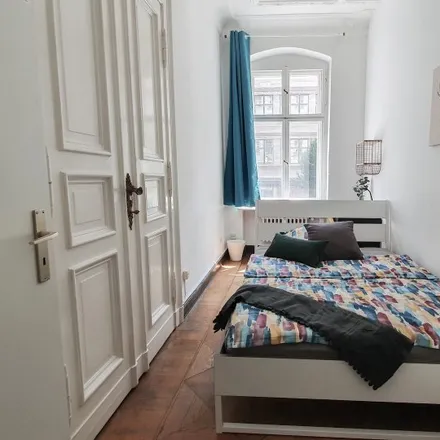 Rent this 4 bed room on HUK Coburg Kundenparkplatz in Marburger Straße, 10789 Berlin