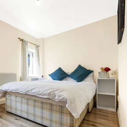 Rent this 3 bed apartment on Stirling Court in 201 St. John Street, London