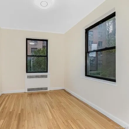 Image 6 - 3017 Riverdale Avenue, New York, NY 10463, USA - Apartment for sale